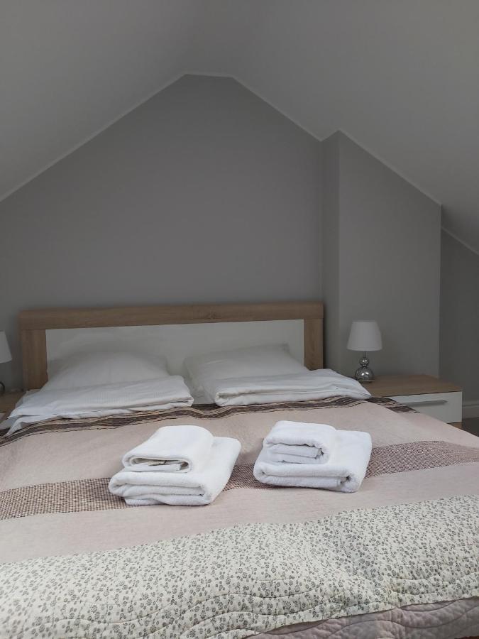 Bialy Zakatek Apartment ชกลาร์สกา ปอเรมบา ภายนอก รูปภาพ