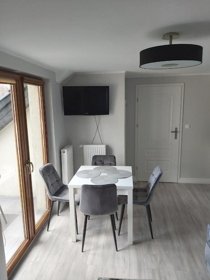 Bialy Zakatek Apartment ชกลาร์สกา ปอเรมบา ภายนอก รูปภาพ
